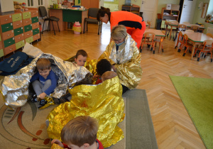 Dzieci z grupy I dowiadują się do czego służy folia termiczna